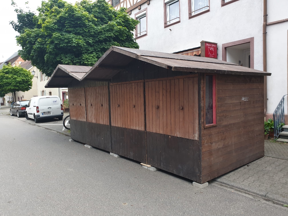 Dienstag die Hütte steht